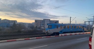 La un pas de dezastru! Un bărbat s-a speriat de tren și a căzut în apropierea liniilor de cale ferată, în Poarta 6 - 3