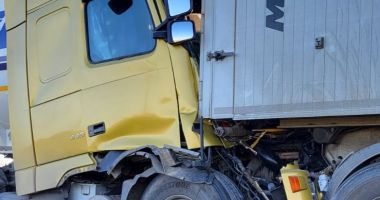 Accident între două camioane, la ieșirea din Stupina! Intervine elicopterul SMURD - 3