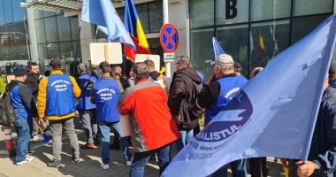A început protestul muncitorilor de la Şantierul Naval Damen Mangalia, în faţa Ambasadei Ţărilor de Jos - 4