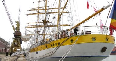 Stire din Cultură-Educație : Întâlnire cu istoria, Bricul Mircea și-a deschis puntea pentru public