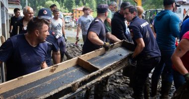 Sute de voluntari s-au mobilizat în Broşteni. Lucrează cot la cot cu salvatorii - 3