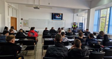 Polițiștii constănțeni le-au "predat" studenților noțiuni esențiale pentru prevenirea accidentelor rutiere - 3