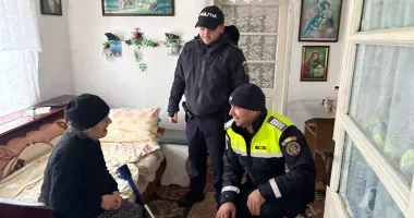 Polițiștii constănțeni au făcut daruri unor familii nevoiașe din localitatea Lipnița - 3