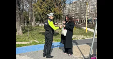 Polițiștii locali din Constanța au împărțit flori doamnelor și domnișoarelor de 8 Martie - 3