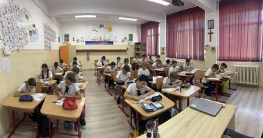 Stire din Cultură-Educație : Dezbatere publică pe tema structurii anului școlar viitor. Cursurile ar începe pe 8 septembrie 2025