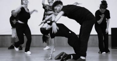 Stire din Cultură-Educație : SEAS 2025. Teatru-dans în limba semnelor. Un spectacol multimedia inedit, cu intrare gratuită, disponibil prin platforma bilet.ro