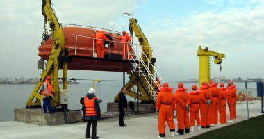 Stire din Economie : 300 de elevi,  în vizită  la CERONAV