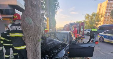 Stire din Eveniment : Un accident rutier a avut loc în Mamaia, în zona Hotelului Majestic. Un autoturism a intrat într-un copac