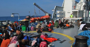Aproape o sută de emigranți sirieni, salvați de nava amiral a Gărzii de Coastă / Galerie foto