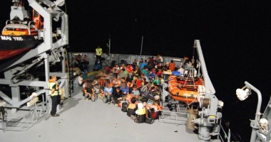 Aproape o sută de emigranți sirieni, salvați de nava amiral a Gărzii de Coastă / Galerie foto - 4