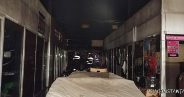 Galerie foto / INCENDIU LA CONSTANȚA! Ansamblu de magazine, cuprins de foc - 2