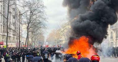 Stire din Actualitate : Anarhie pe străzile Parisului. Peste 400.000 de protestatari au vandalizat joi orașul