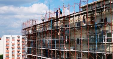 Stire din Economie : 30 de noi contracte pentru eficientizarea energetică a clădirilor