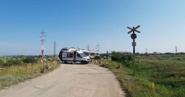 Stire din Eveniment : MAȘINĂ LOVITĂ DE TREN! Șoferița nu a oprit la trecerea peste calea ferată!