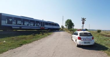 MAȘINĂ LOVITĂ DE TREN! Șoferița nu a oprit la trecerea peste calea ferată! - 2
