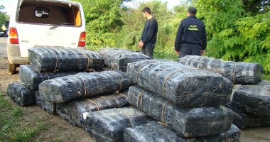 Stire din Eveniment : Zeci de focuri de armă pentru prinderea unui contrabandist care aducea țigări din Molvoda