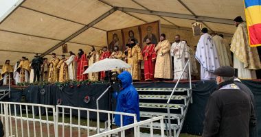 PELERINAJ la Mănăstirea „Sf. Andrei”. Zeci de participanți la slujbă, FILTRE DE POLIȚIE ȘI JANDARMI la tot pasul! - 2