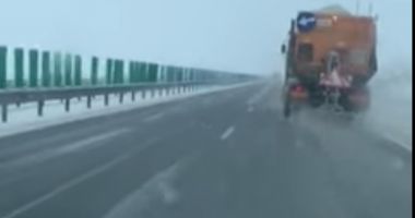 VIDEO / NINGE PE AUTOSTRADĂ! TRAFIC ÎN CONDIȚII DE IARNĂ! - 1