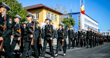 Stire din Cultură-Educație : GALERIE FOTO. Studenții anului I ai Academiei Navale ”Mircea cel Bătrân” au depus jurământul