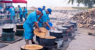 Lume multă la Festivalul borşului lipovenesc din Jurilovca - 2