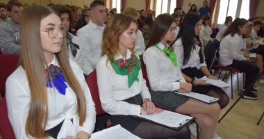 Stire din Cultură-Educație : GALERIE FOTO. Elevii din Cumpăna au marcat, printr-un eveniment, rolul literaturii pentru viitorul lor