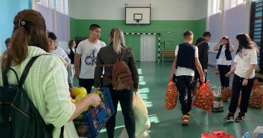 Elevii voluntari ai Școlii ”Grigore Moisil” din Năvodari au donat aproape trei tone de legume și fructe - 2