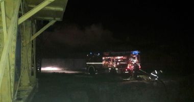 Stire din Eveniment : GALERIE FOTO / Incendiu de amploare în port! Ard mai multe spații de depozitare din Dana 16