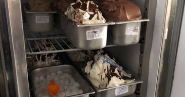 GALERIE FOTO-VIDEO / OFERTE DE NEREFUZAT pentru turiști, în minivacanța de 1 Mai! Înghețată DIN PRAF EXPIRAT DIN 2015 - 3