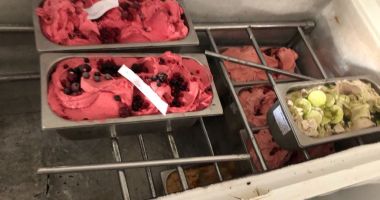 GALERIE FOTO-VIDEO / OFERTE DE NEREFUZAT pentru turiști, în minivacanța de 1 Mai! Înghețată DIN PRAF EXPIRAT DIN 2015 - 4