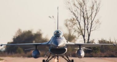 Stire din Eveniment : Forţele Aeriene: Zboruri de antrenament la înălţimi mici, cu avioane F-16, în sud-estul ţării
