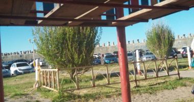 Stire din Social : VIDEO. Încă un incident la un loc de joacă din Constanța. Copil de doi ani, căzut printre scânduri