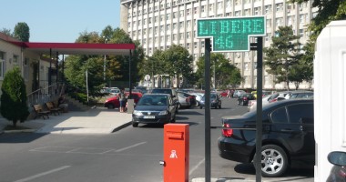 Stire din Sănătate : Locurile libere din parcarea Spitalului Județean, afișate pe un panou electric