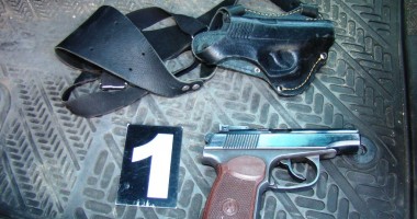 Stire din Eveniment : Pistol Makarov și muniție, confiscate de la un moldovean care voia să intre în România