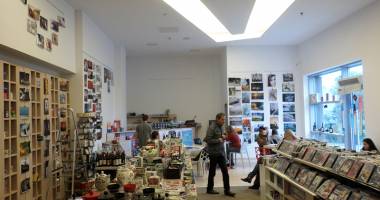 Stire din Cultură-Educație : 31 de artiști expun la Cărturești