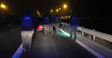 Accident rutier pe A4. Jandarmii au adăpostit un copil și doi adulți de frig - 2