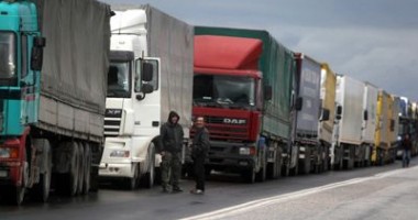 Stire din Eveniment : Convoi de TIR-uri, oprit la granița Constanței