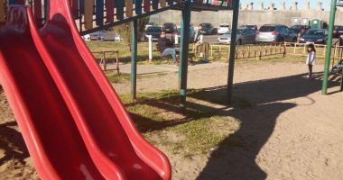 VIDEO. Încă un incident la un loc de joacă din Constanța. Copil de doi ani, căzut printre scânduri - 2