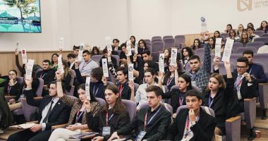 Stire din Cultură-Educație : Consiliul Național al Elevilor nu este de acord să fie folosiți cei din bănci drept ”armă emoțională”