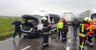 Microbuz plin cu elevi, implicat într-un accident rutier