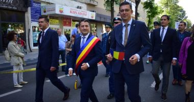 GALERIE FOTO / A început parada de Ziua Constanței. Mii de elevi defilează prin centrul orașului - 2