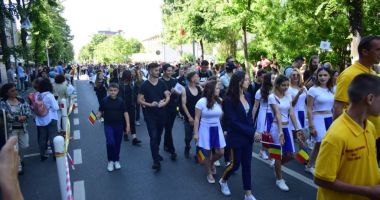 GALERIE FOTO / A început parada de Ziua Constanței. Mii de elevi defilează prin centrul orașului - 5