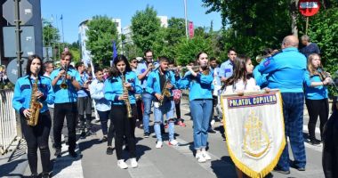 GALERIE FOTO / A început parada de Ziua Constanței. Mii de elevi defilează prin centrul orașului - 8