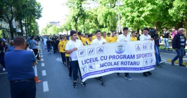 GALERIE FOTO / A început parada de Ziua Constanței. Mii de elevi defilează prin centrul orașului - 10