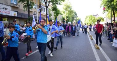 GALERIE FOTO / A început parada de Ziua Constanței. Mii de elevi defilează prin centrul orașului - 13