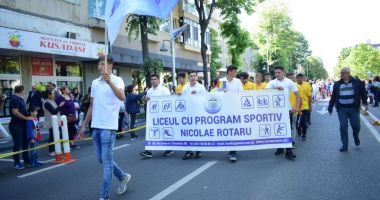 GALERIE FOTO / A început parada de Ziua Constanței. Mii de elevi defilează prin centrul orașului - 14