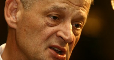 Stire din Politică-Administrație : Sorin Oprescu propune anularea referendumului legat de eutanasierea câinilor maidanezi