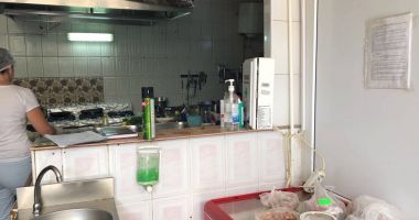 Stire din Social : Galerie FOTO-VIDEO / Ciorbe vechi și carne tocată EXPIRATĂ DE UN AN, în cârciumile de pe litoral