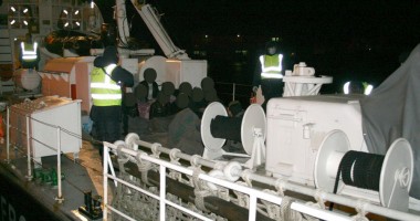 VIDEO. Șalupă cu emigranți bolnavi, capturată de Garda de Coastă