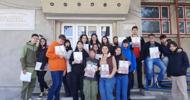 Stire din Cultură-Educație : Liceenii de la „Tomis”, oaspeți ai Bibliotecii Universitare