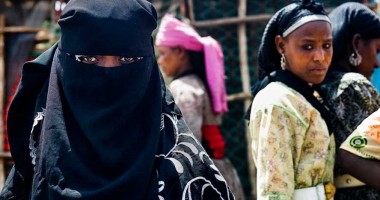 Stire din Actualitate : Interzicerea purtării de burqa în public, supusă celei mai înalte instanțe a CEDO